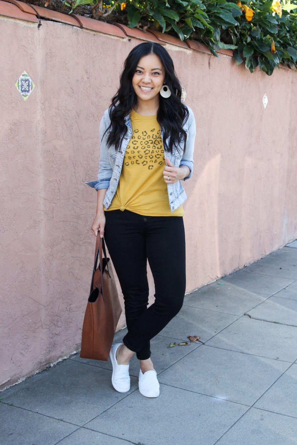 denim jacket outfit: denim jacket + yellow tee + black jeans +white sneakers + brown tote