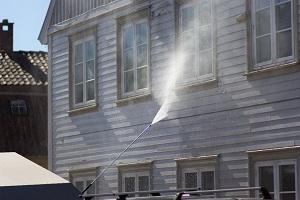 high pressure cleaning of wall house | clean vinyl siding