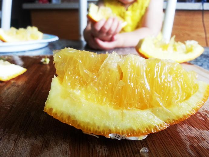 orange slices toddlers - How to cut oranges for babies and toddlers, orange slices on wooden cutting board