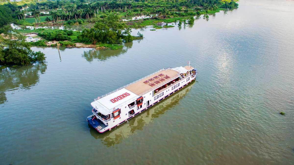 A ferry travelling between Phnom Penh and Siem Reap