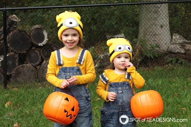 Despicable Me Minions Halloween Costume tutorial with free printable template | spotofteadesigns.com